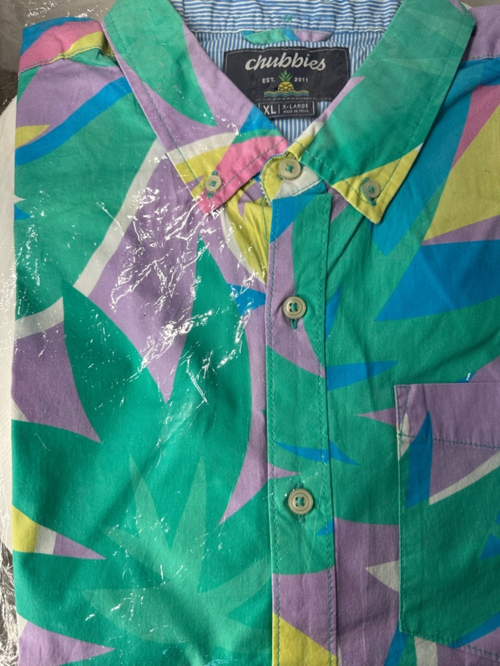 NWOT Chubbies Surfside Print Button Down Size XL - Picture 2 of 2